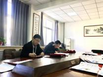 bat365在线平台官方网站领导为获奖学生写喜报